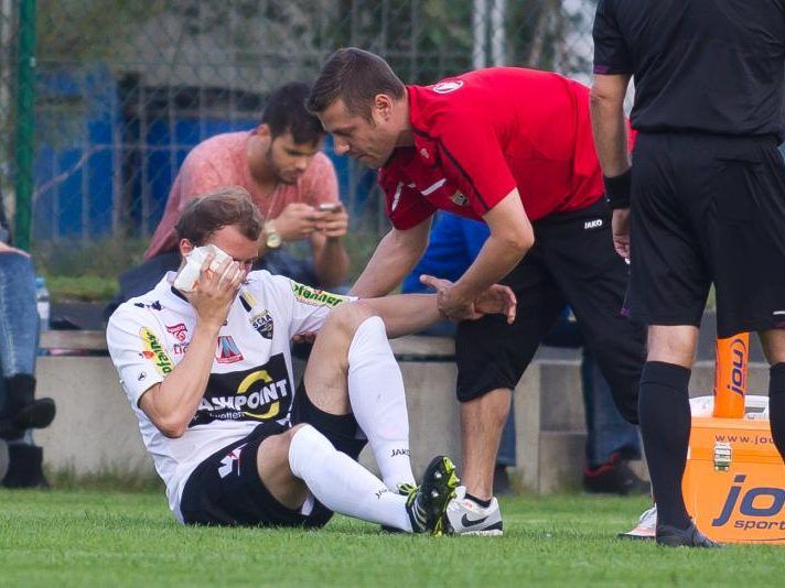 Jan Zwischenbrugger verletzte sich am Auge, musse zur Pause ausgewechselt werden. Jan Zwischenbrugger verletzte sich am Auge, musse zur Pause ausgewechselt werden.