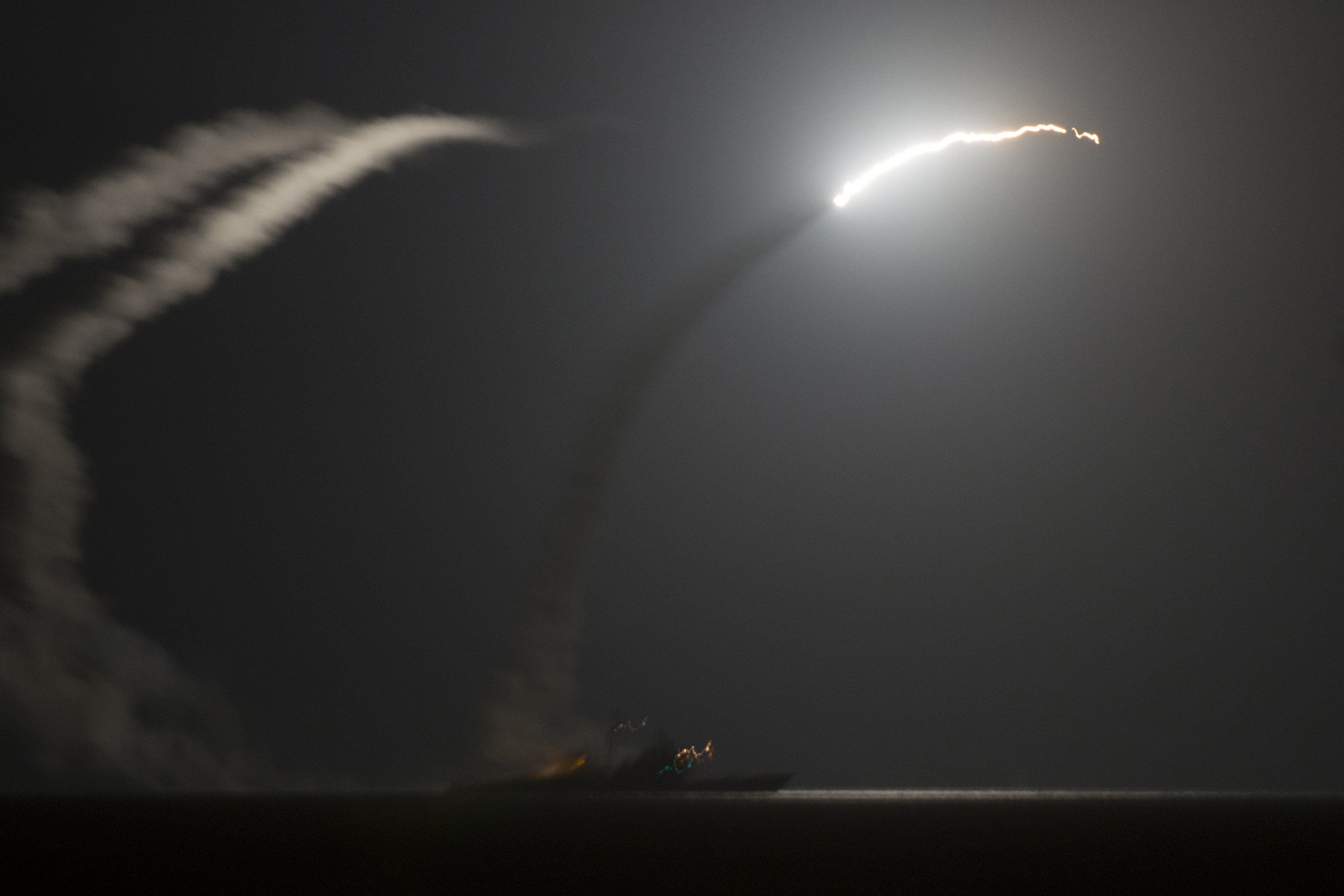 Abschuss einer Tomahawk-Rakete von der  USS Philippine Sea (CG 58). Nicht alle Angriffe in Syrien sollen der IS gegolten haben. Foto: AP/ U.S. Navy, Mass Communication Specialist 1st Class Eric Garst