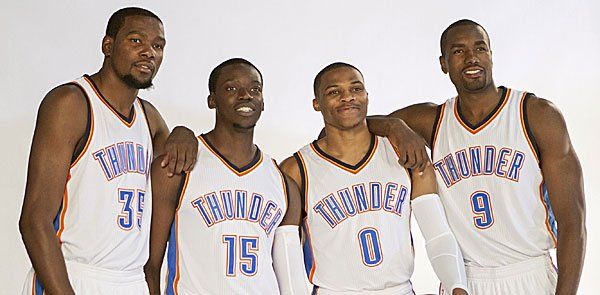 Liga-MVP Kevin Durant (l.) fällt vorerst für Oklahoma aus. Bild: AP