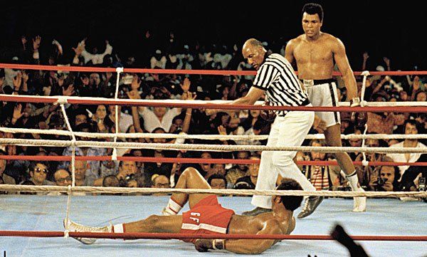 Weltmeister George Foreman liegt geschlagen am Boden des Ringes. Bild: AP
