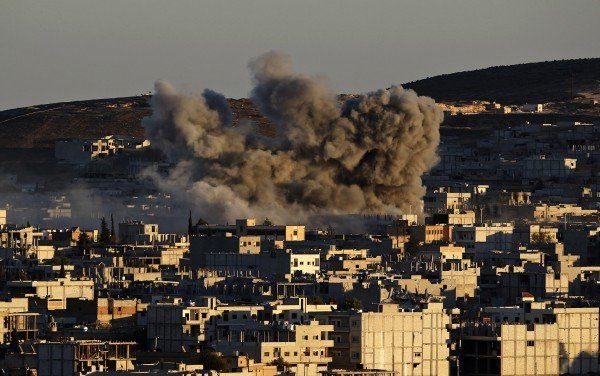 Die US-geführte Koalition fliegt weiter Luftangriffe auf Kobane. (EPA) Die US-geführte Koalition fliegt weiter Luftangriffe auf Kobane. (EPA)