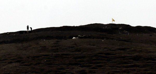 Nach dem heftigen Bombardement weht wieder die kurdische Flagge auf dem Hügel. (EPA)
