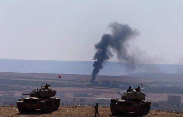 Türkische Soldaten an der Grenze. Im Hintergrund die Rauchfahne nach einem Luftschlag gegen eine IS-Stellung im Umland von Kobane. (EPA)