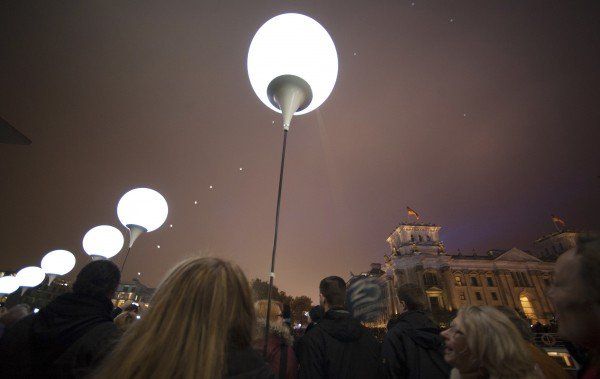 8.000 beleuchtete Ballons entlang der alten Grenzlinie. (AP) 8.000 beleuchtete Ballons entlang der alten Grenzlinie. (AP)