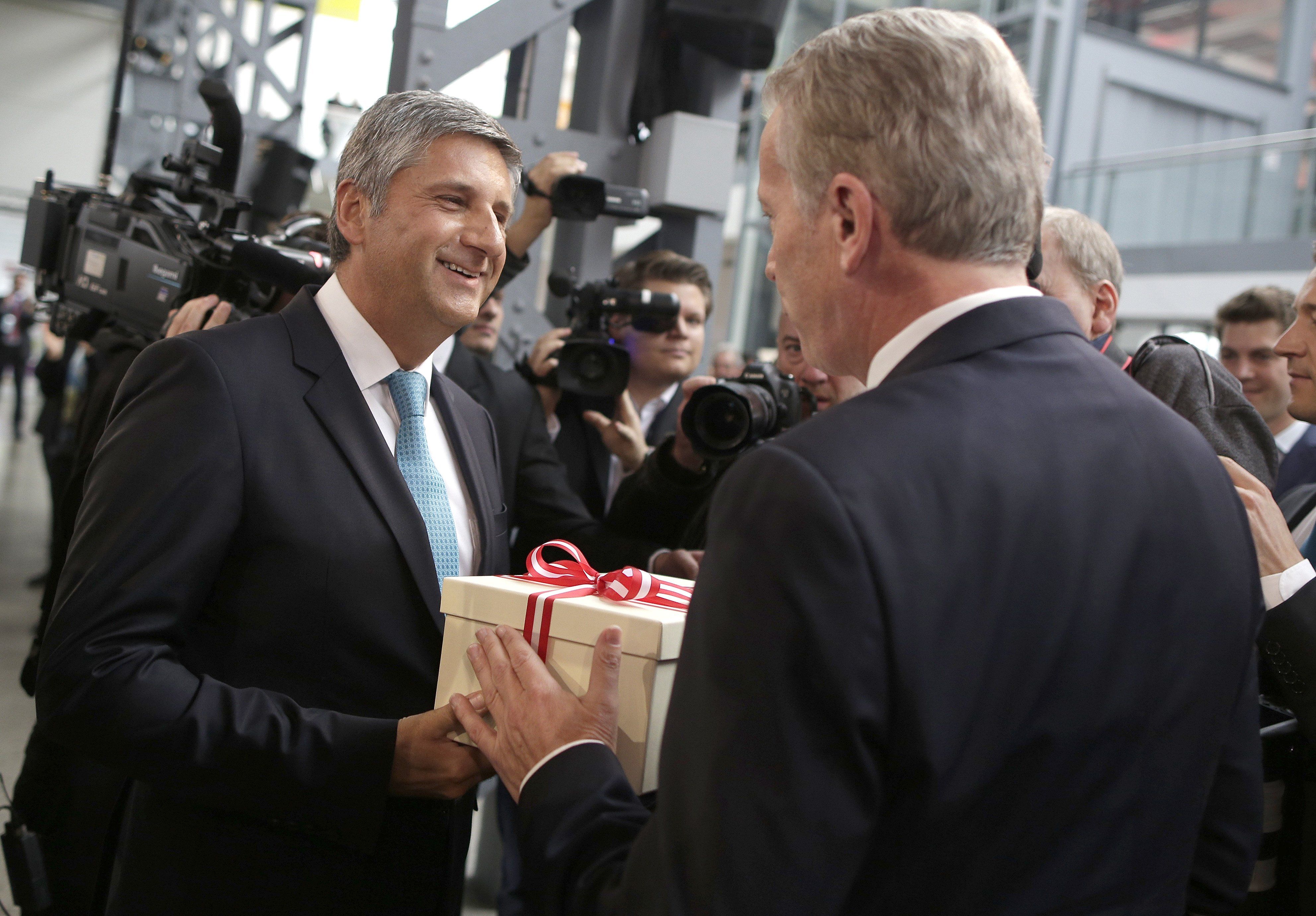 ÖVP-Parteitag: Mitterlehner nun offiziell in den Fußspuren Spindeleggers unterwegs. ÖVP-Parteitag: Mitterlehner nun offiziell in den Fußspuren Spindeleggers unterwegs.