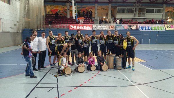 Spieler und Trommler feiern den perfekten Jahresabschluss./BBU/Facebook