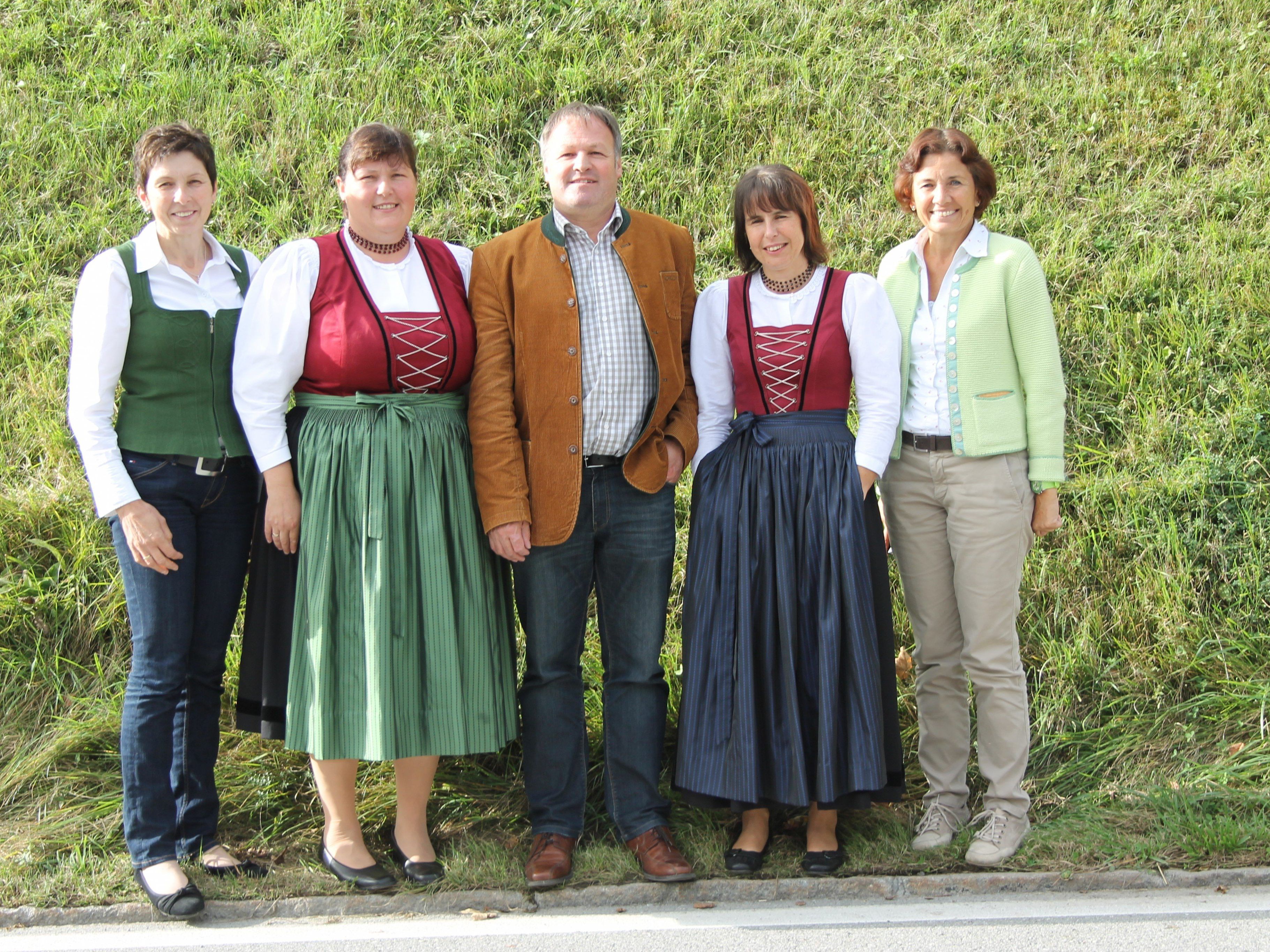v.li.: Bundesbäuerin Andrea Schwarzmann, Claudia Ehrhart (Stellv. Ortsbäuerin), Bürgermeister Stefan Bachmann (Blons), Irmgard Zech (Ortsbäuerin), GF Bäuerinnenorganisation Fl Evy Halder bei den Wahlen in Blons.. v.li.: Bundesbäuerin Andrea Schwarzmann, Claudia Ehrhart (Stellv. Ortsbäuerin), Bürgermeister Stefan Bachmann (Blons), Irmgard Zech (Ortsbäuerin), GF Bäuerinnenorganisation Fl Evy Halder bei den Wahlen in Blons..