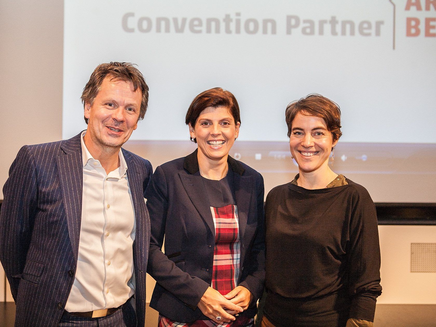 Der Event Marketing Experte Matthias Kindler (li.) und die Veranstaltungsdramaturgin Tina Gadow (re.) lieferten beim 4. Vorarlberger Convention Forum spannende Inputs für die Veranstaltungs- und Kongressbranche. Im Bild mit Moderatorin Daniela Marte . Der Event Marketing Experte Matthias Kindler (li.) und die Veranstaltungsdramaturgin Tina Gadow (re.) lieferten beim 4. Vorarlberger Convention Forum spannende Inputs für die Veranstaltungs- und Kongressbranche. Im Bild mit Moderatorin Daniela Marte .