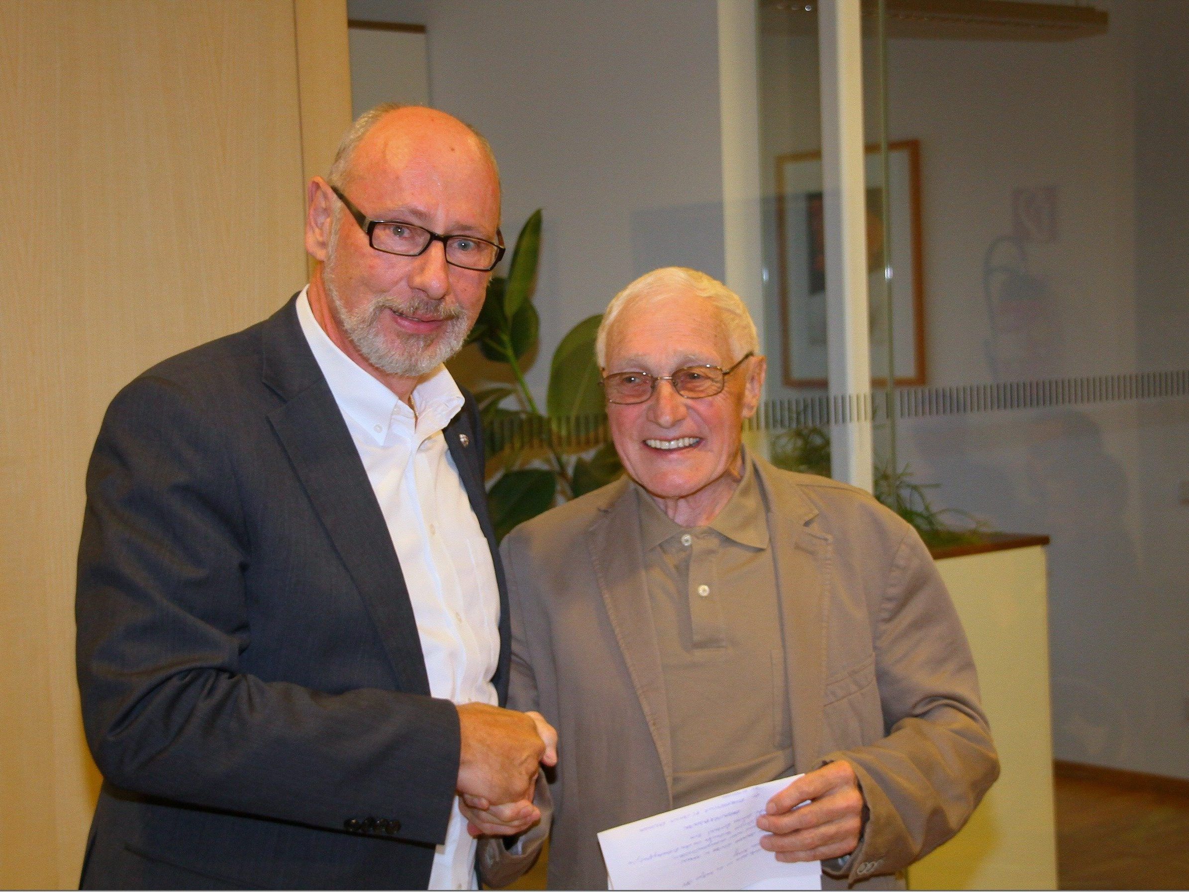 Günter W. Amann erhält von Adalbert Gapp die Ehrenurkunde überreicht. Günter W. Amann erhält von Adalbert Gapp die Ehrenurkunde überreicht.