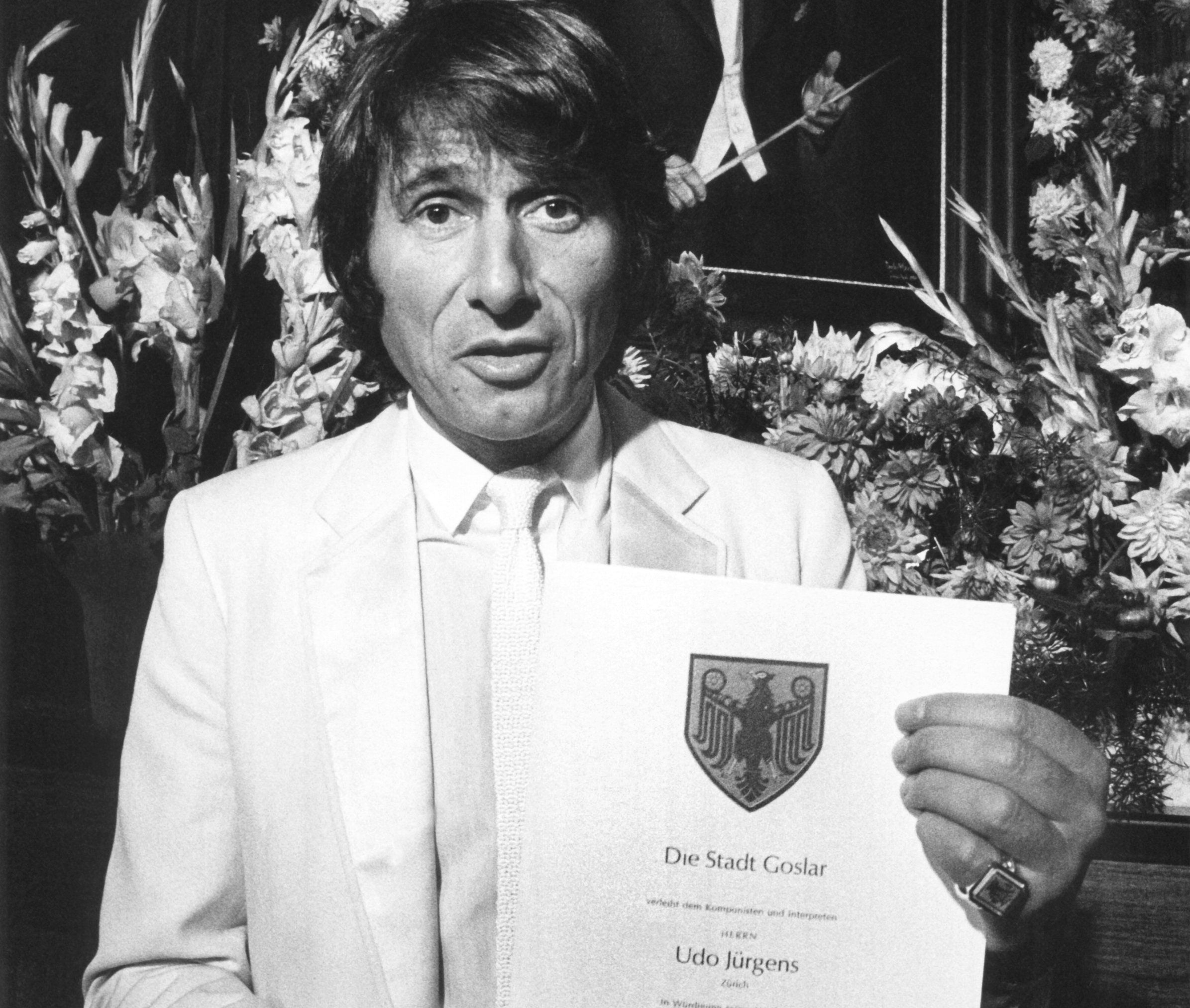 Udo Jürgens wird am 17.10.1981 mit dem Paul-Lincke-Ring der Stadt Goslar ausgezeichnet. dpa (Archiv) Udo Jürgens wird am 17.10.1981 mit dem Paul-Lincke-Ring der Stadt Goslar ausgezeichnet. dpa (Archiv)