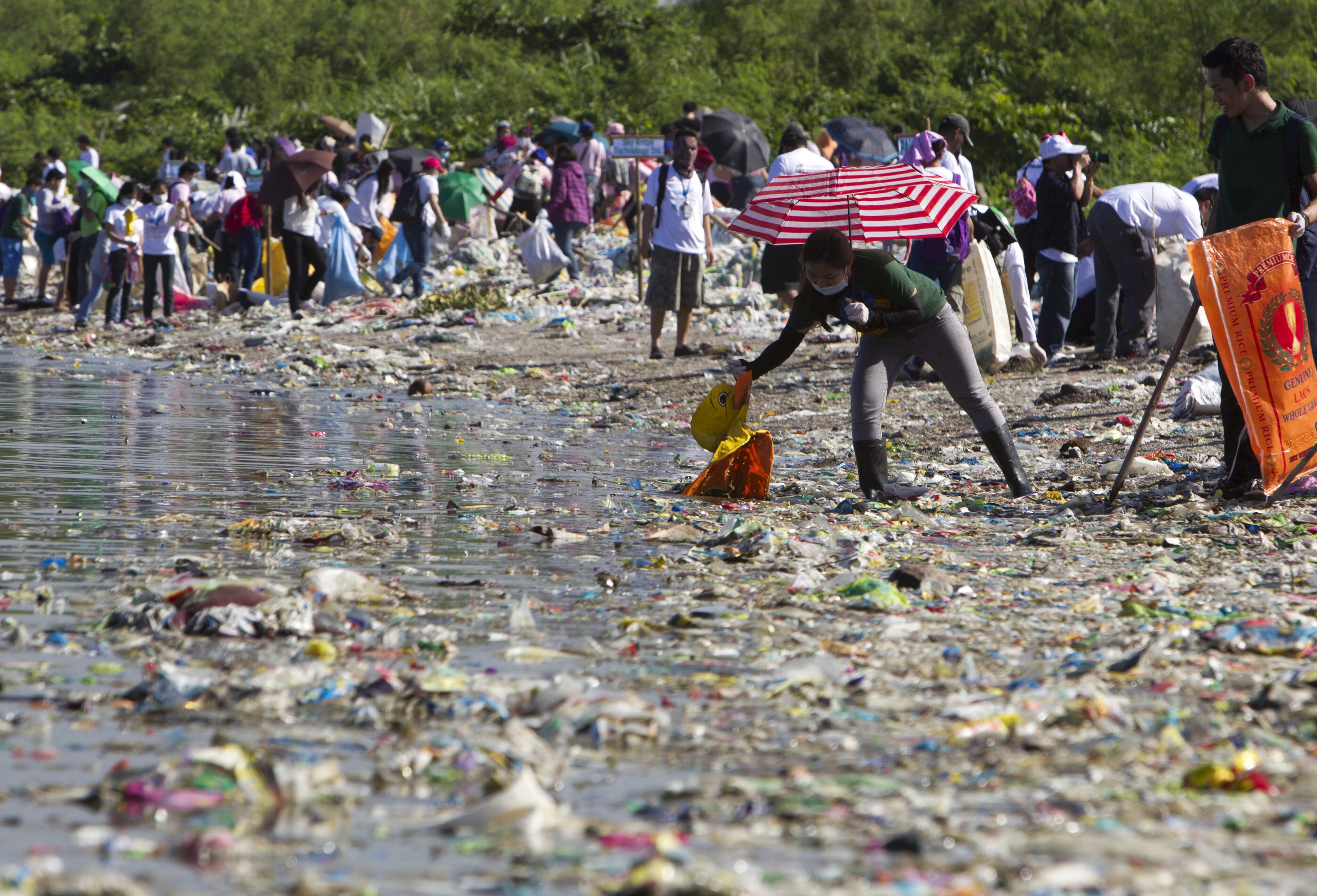 Ein Teppich aus Müll und Plastik auf den Philippinen. Foto: AP