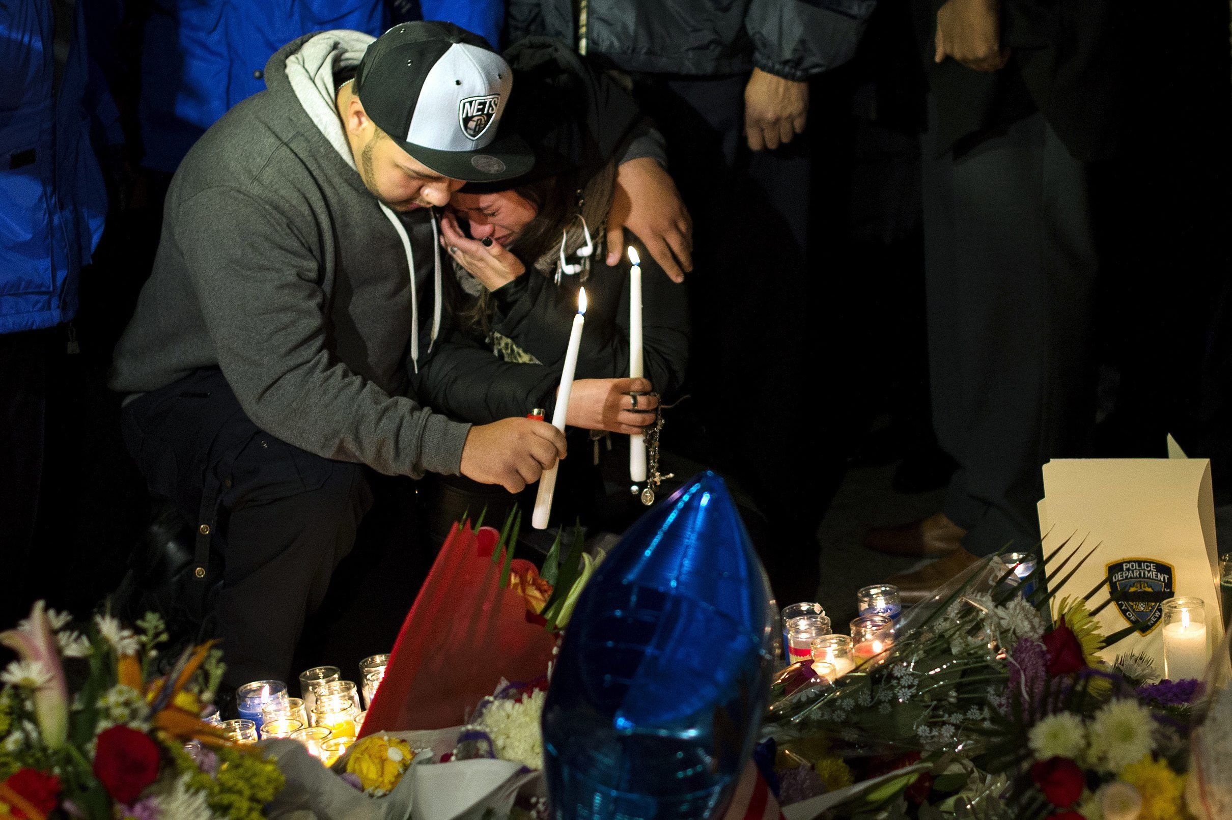 Trauernde bei einem improvisierten Denkmal für zwei ermordete Polizisten. EPA