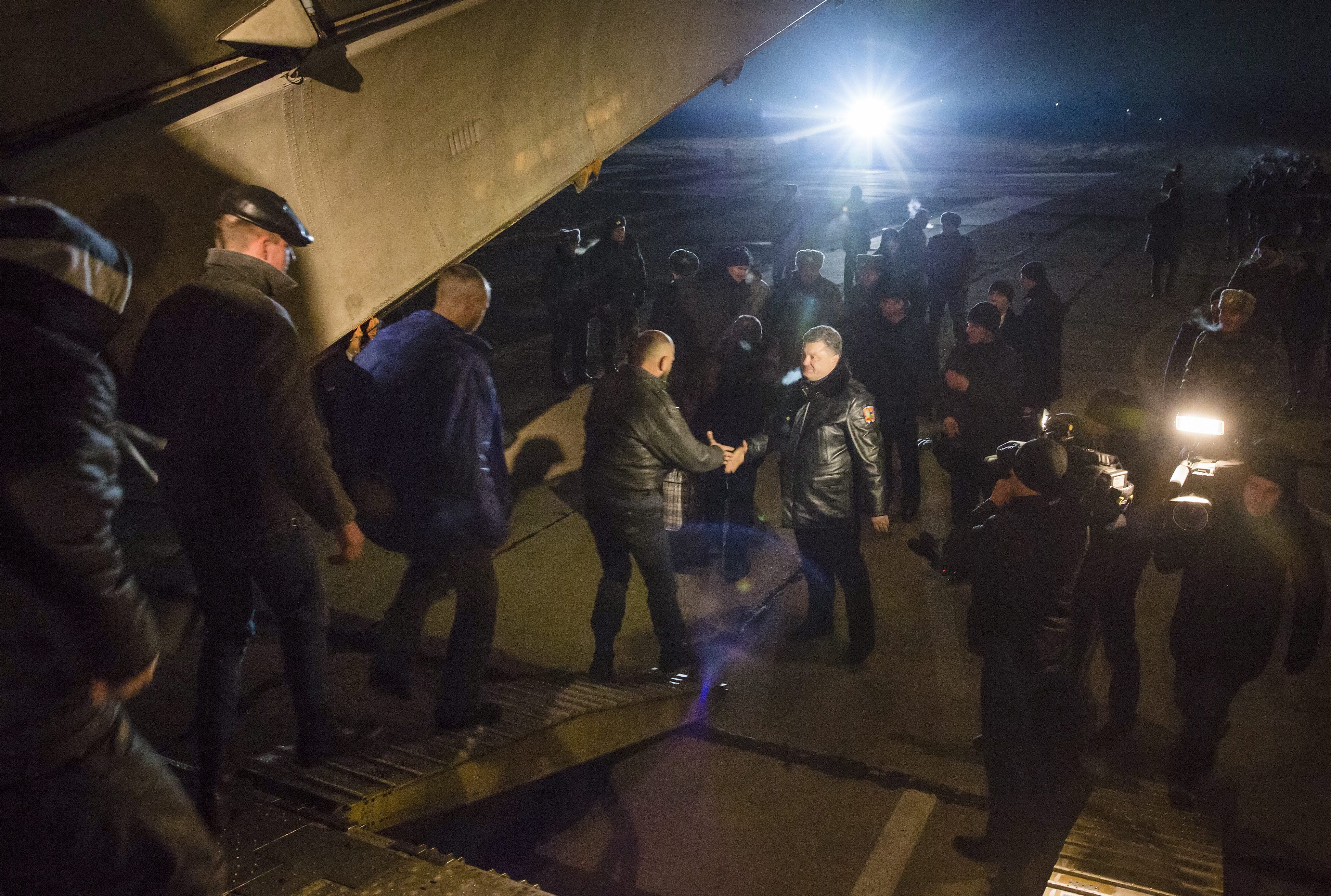 Präsident Petro Poroschenko begrüßt die ukrainischen Gefangenen. Foto: EPA/ PALINCHAK  Präsident Petro Poroschenko begrüßt die ukrainischen Gefangenen. Foto: EPA/ PALINCHAK