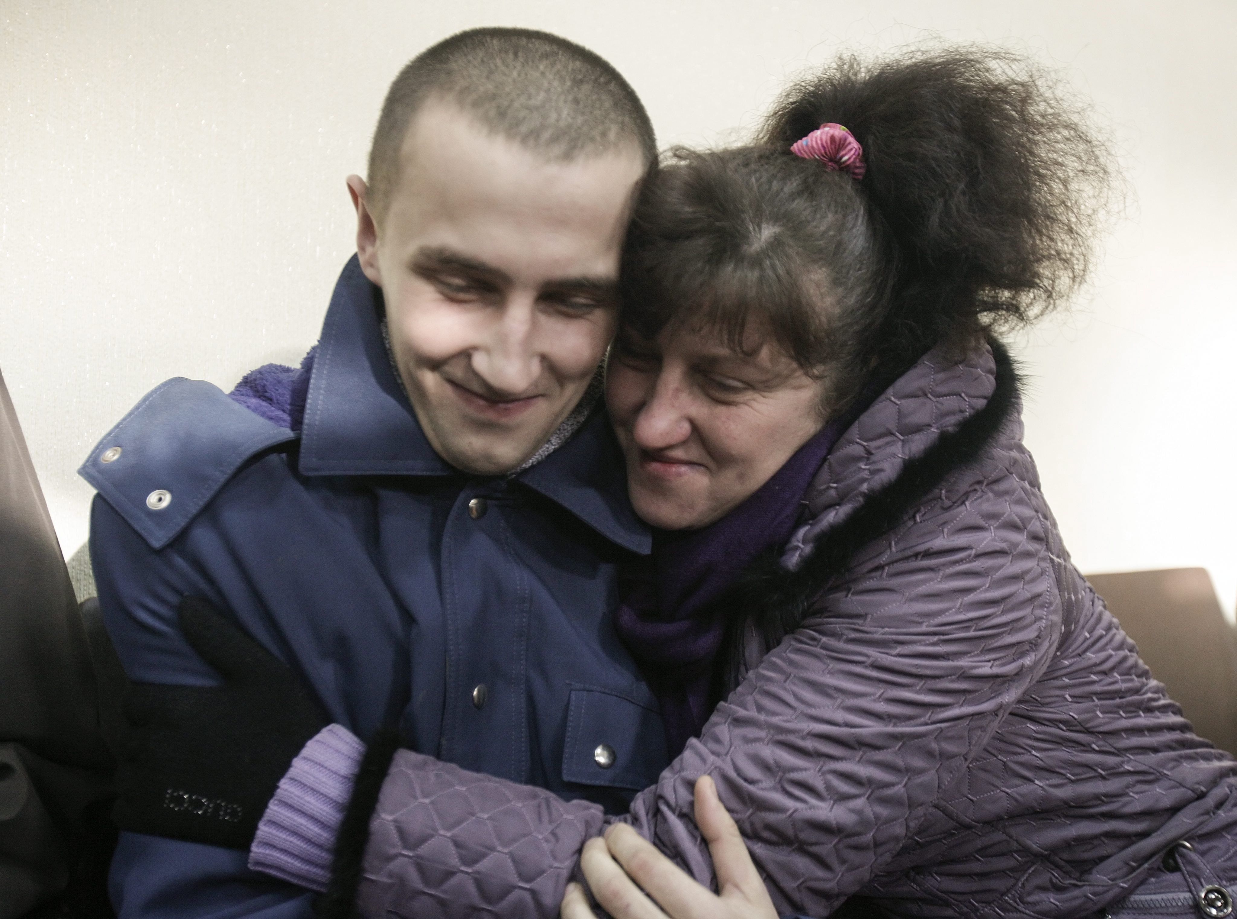 Gefangenenaustausch: Eine Frau drückt ihren Sohn, der von pro-russischen Separatisten in Luhansk freigelassen wurde. EPA  Gefangenenaustausch: Eine Frau drückt ihren Sohn, der von pro-russischen Separatisten in Luhansk freigelassen wurde. EPA