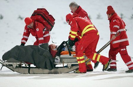 Simon Ammann musste ins Krankenhaus gebracht werden. / APA/EPA/GEORG HOCHMUTH