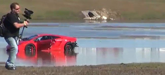 Ein Lamborghini geht baden. Bild: Screenshot YouTube