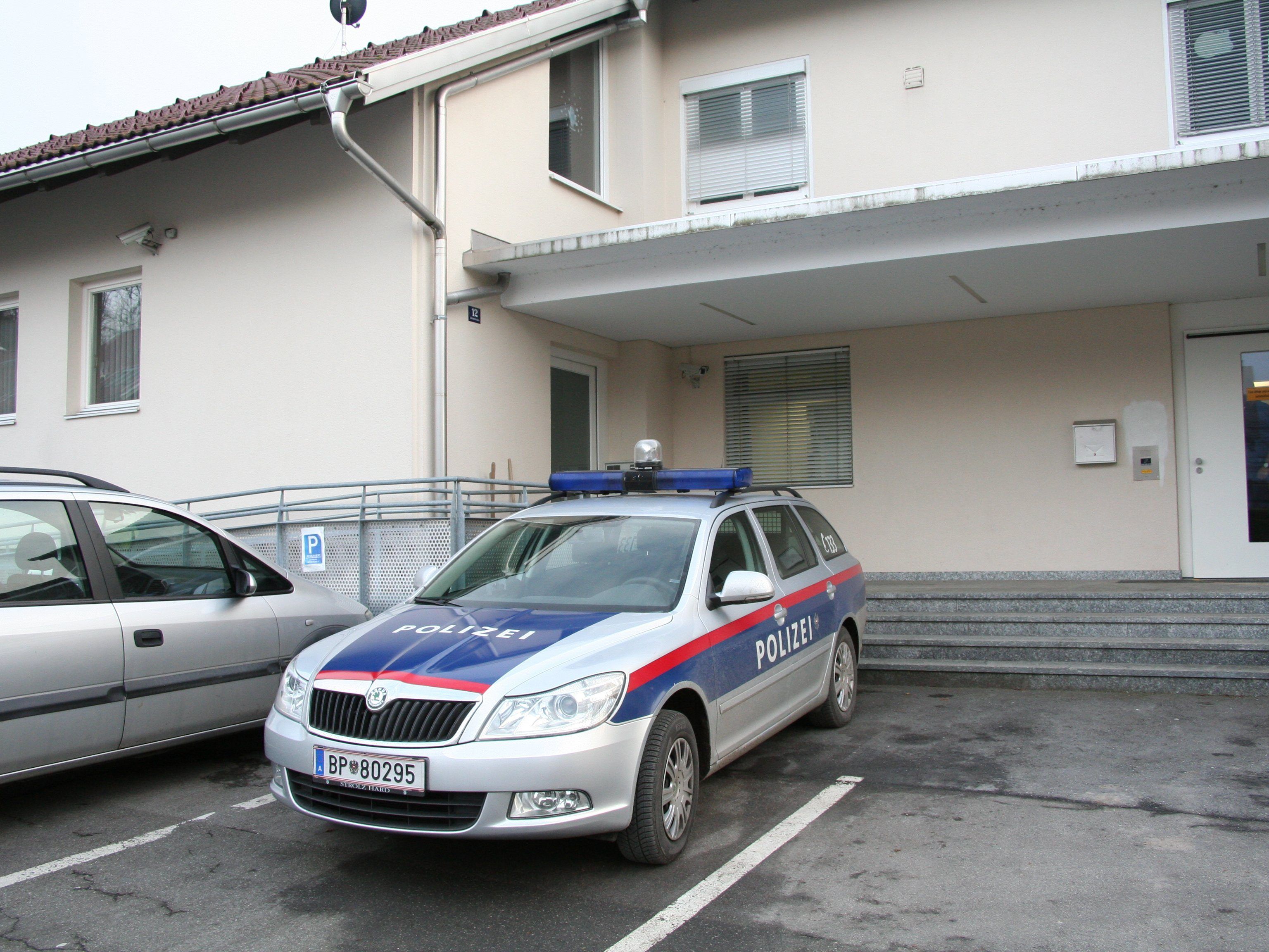 33-Jähriger bricht bei Polizei Wolfurt ein. 33-Jähriger bricht bei Polizei Wolfurt ein.