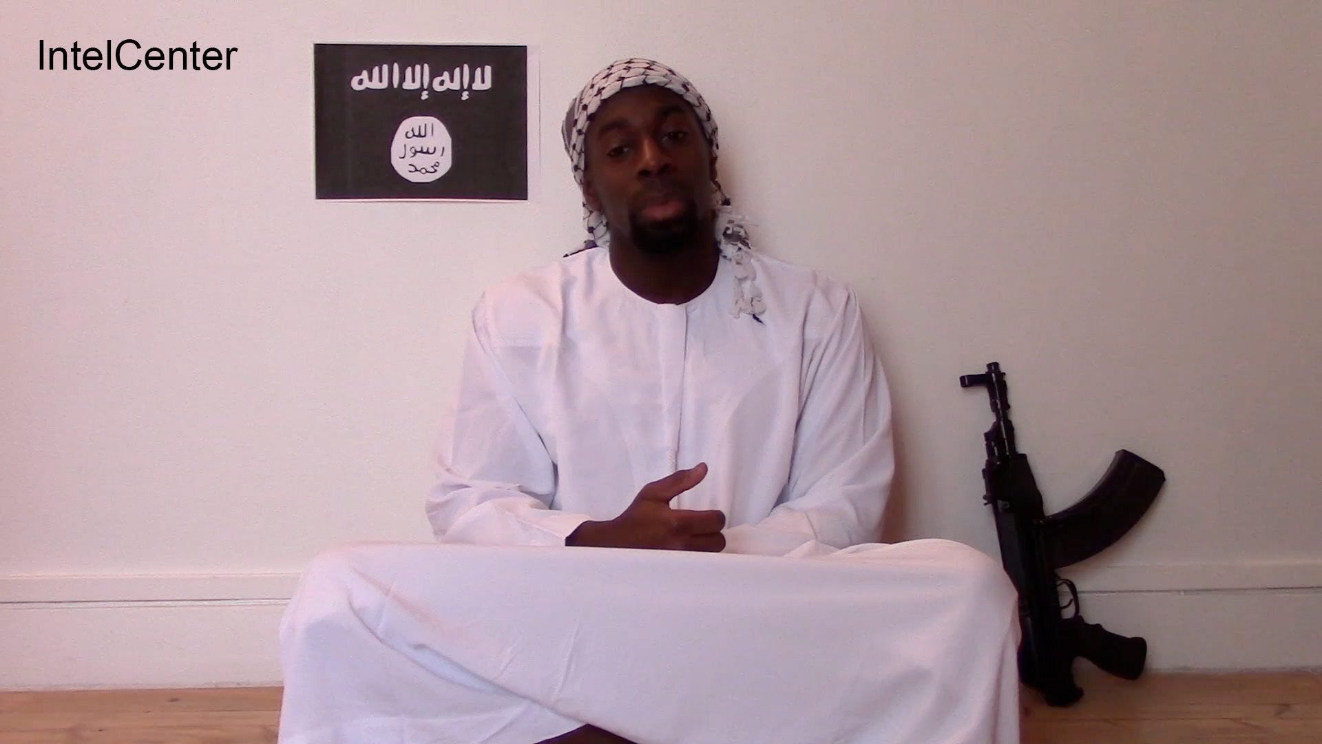 Nach der islamistischen Anschlagsserie in Paris ist am Sonntag ein mutmaßliches Bekennervideo im Internet aufgetaucht.  Nach der islamistischen Anschlagsserie in Paris ist am Sonntag ein mutmaßliches Bekennervideo im Internet aufgetaucht.