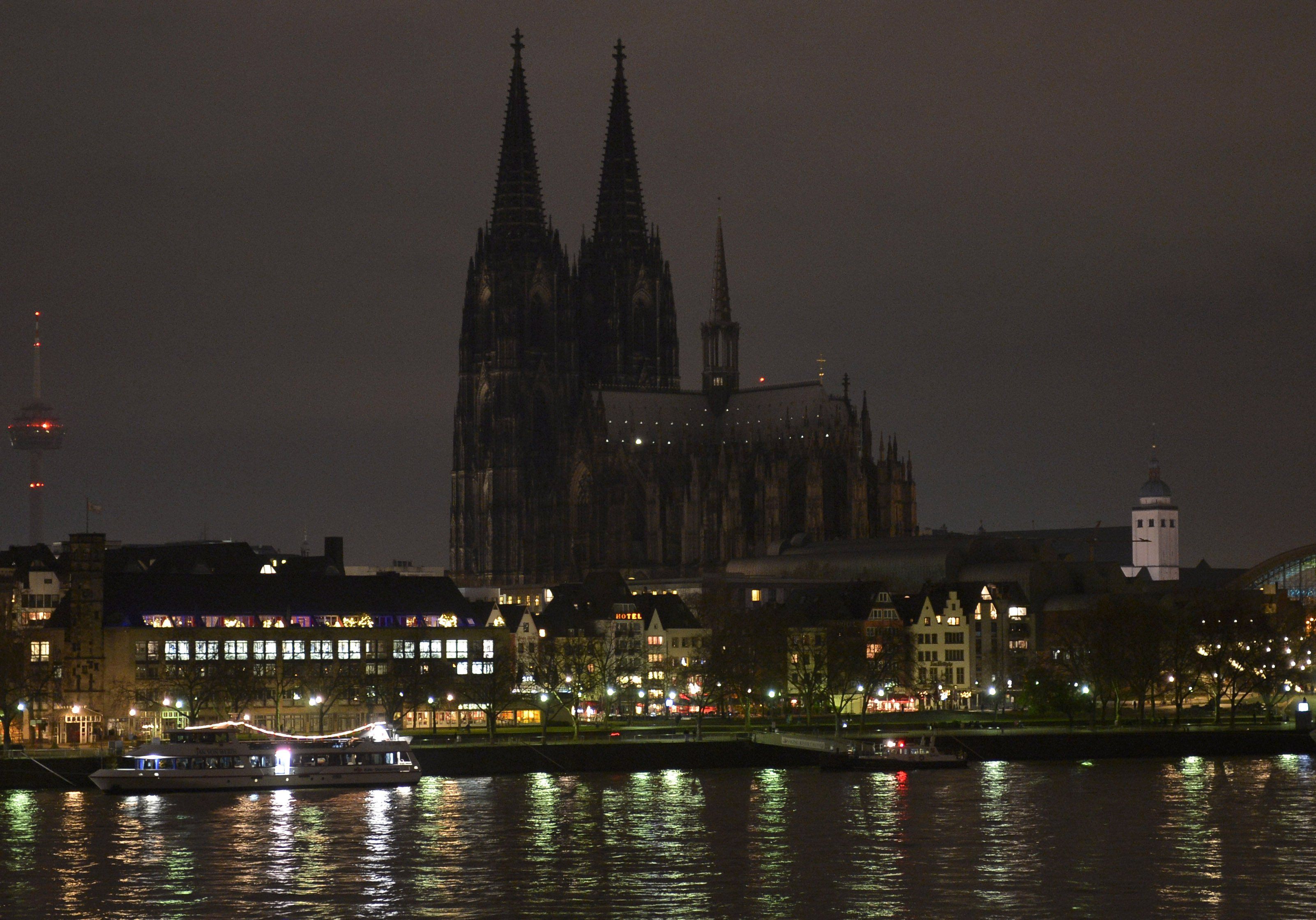 Der verdunkelte Kölner Dom als Zeichen gegen Pegida. (AP)