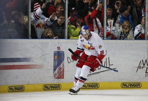Troy Milam freut sich über sein Empty-Net-Tor. / Red Bull/ GEPA Troy Milam freut sich über sein Empty-Net-Tor. / Red Bull/ GEPA