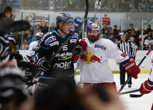 Beide Teams schenkten sich nichts. / Red Bull/GEPA Beide Teams schenkten sich nichts. / Red Bull/GEPA