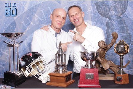 Hasek (re.) gewann zwei Mal den Stanley-Cup. / Salzbug Oilers