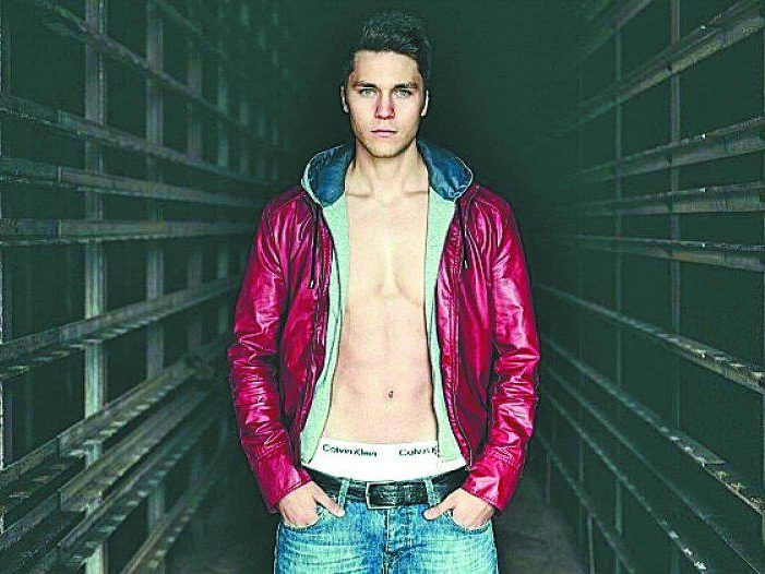 Neben seinem Studium sieht Adrian das Modeln als zweites Standbein. Vor der Kamera macht er eine gute Figur, davon ist auch Fotograf Christoph Schöch überzeugt, der die Bilder für die Sedcard fotografierte. Neben seinem Studium sieht Adrian das Modeln als zweites Standbein. Vor der Kamera macht er eine gute Figur, davon ist auch Fotograf Christoph Schöch überzeugt, der die Bilder für die Sedcard fotografierte.