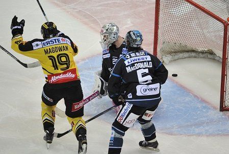 Enge Kiste im zweiten Halbfinalduell. / APA/Hans Punz