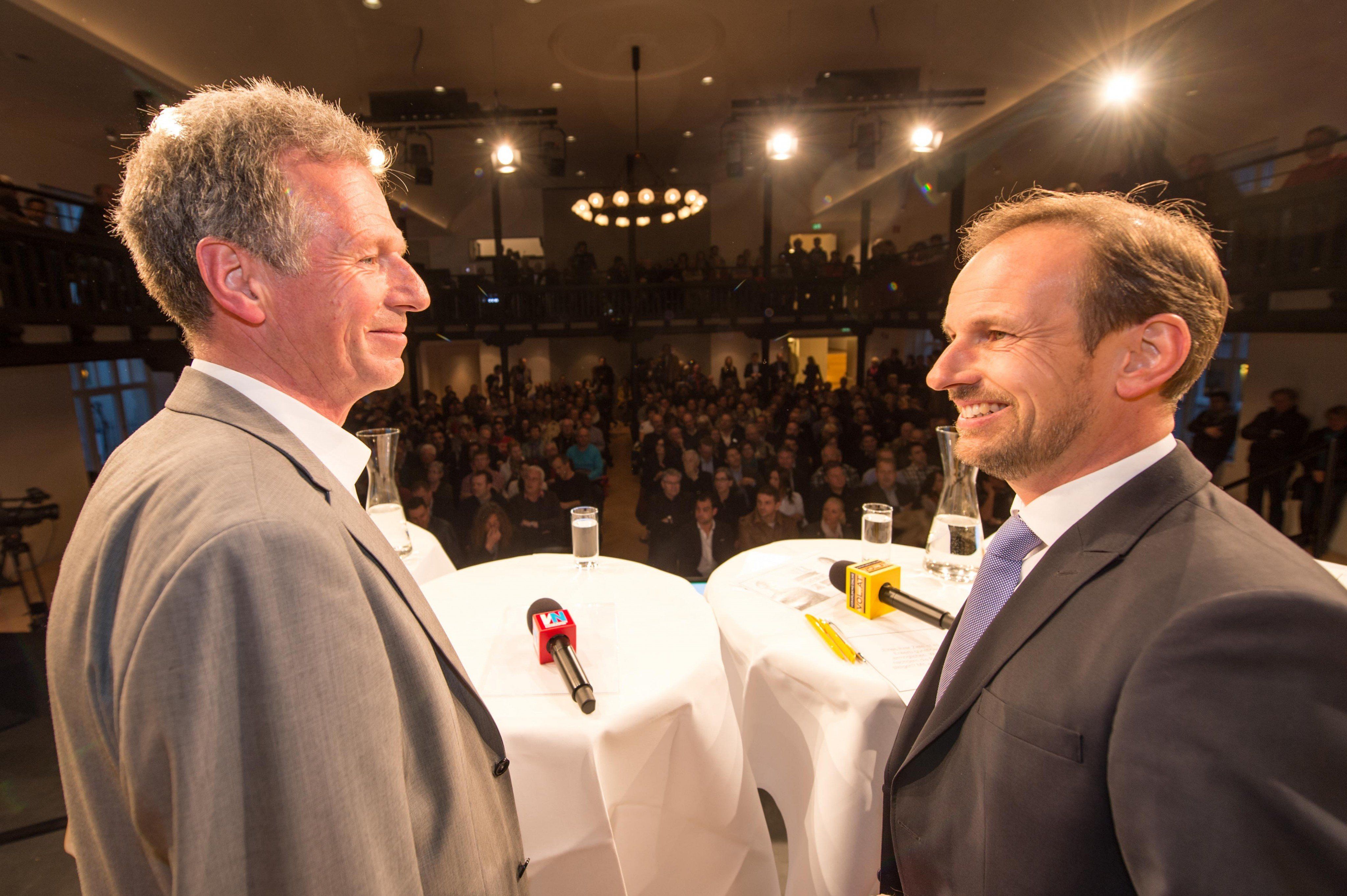 Richard Amann und Dieter Egger beim Wahlduell in Hohenems. Foto: VOL.AT/ Philipp Steurer