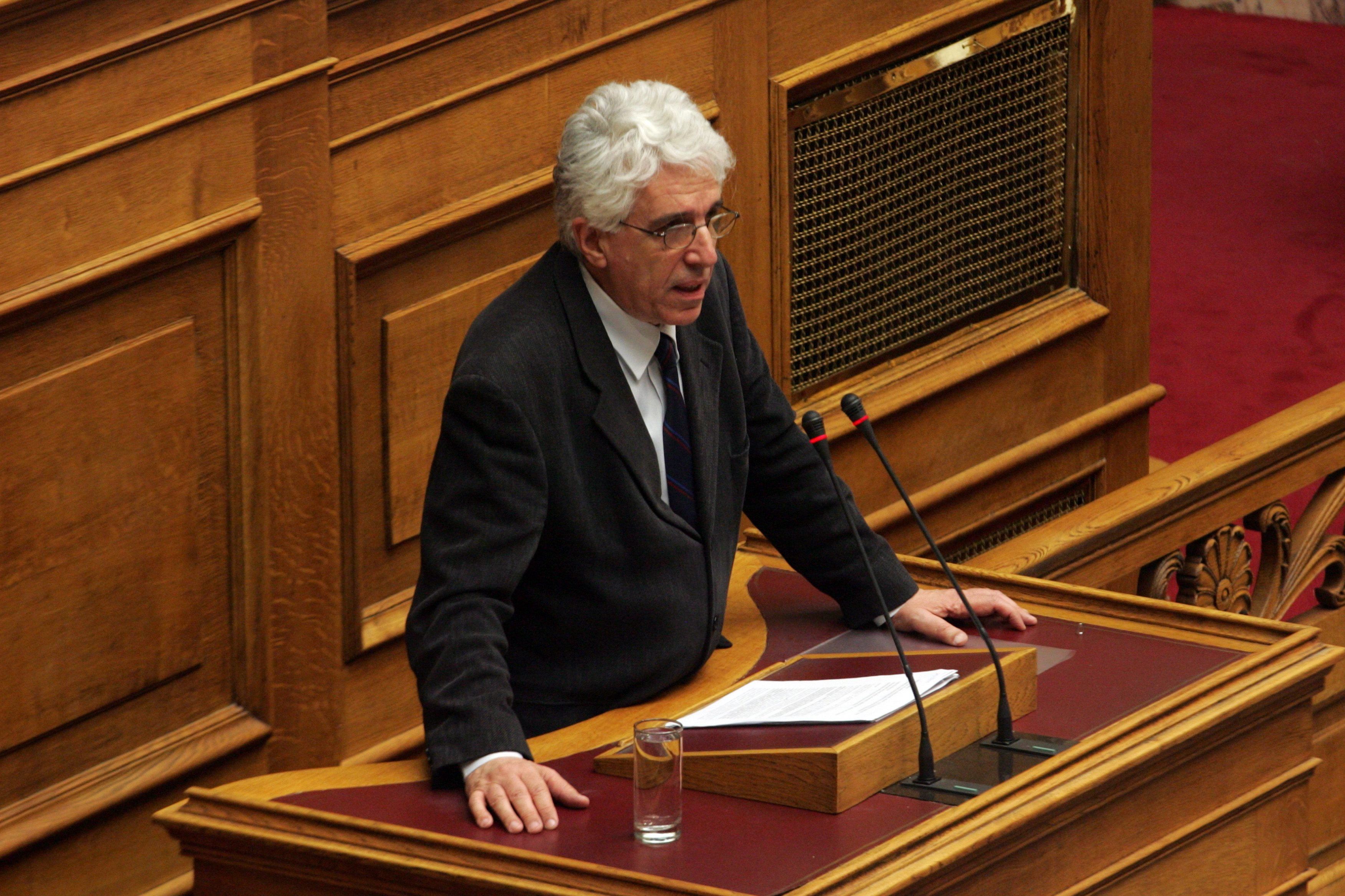 Der griechische Justizminister Nikos Paraskevopoulos während seiner Rede im Parlament. EPA