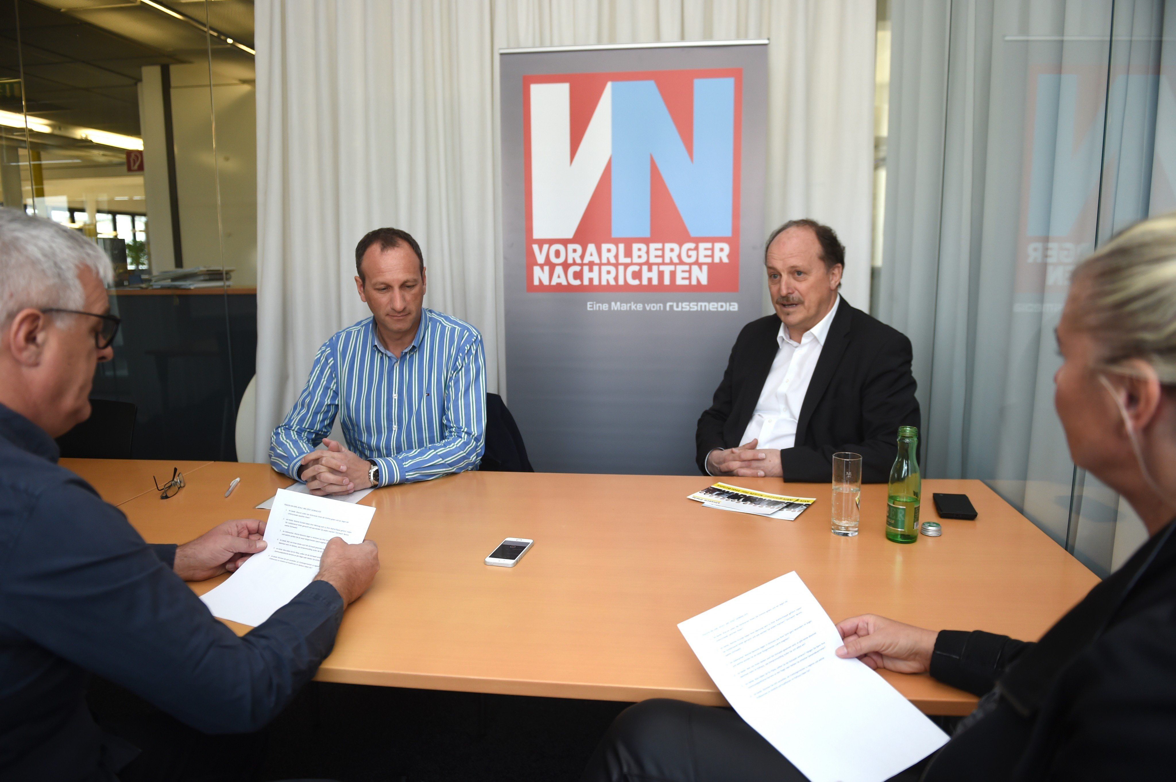 Die Stichwahlkandidaten von Hörbranz, Bürgermeister Karl Hehle und Josef Siebmacher wähernd eines VN-Interviews. Foto: VOL.AT/ Beate Rhomberg