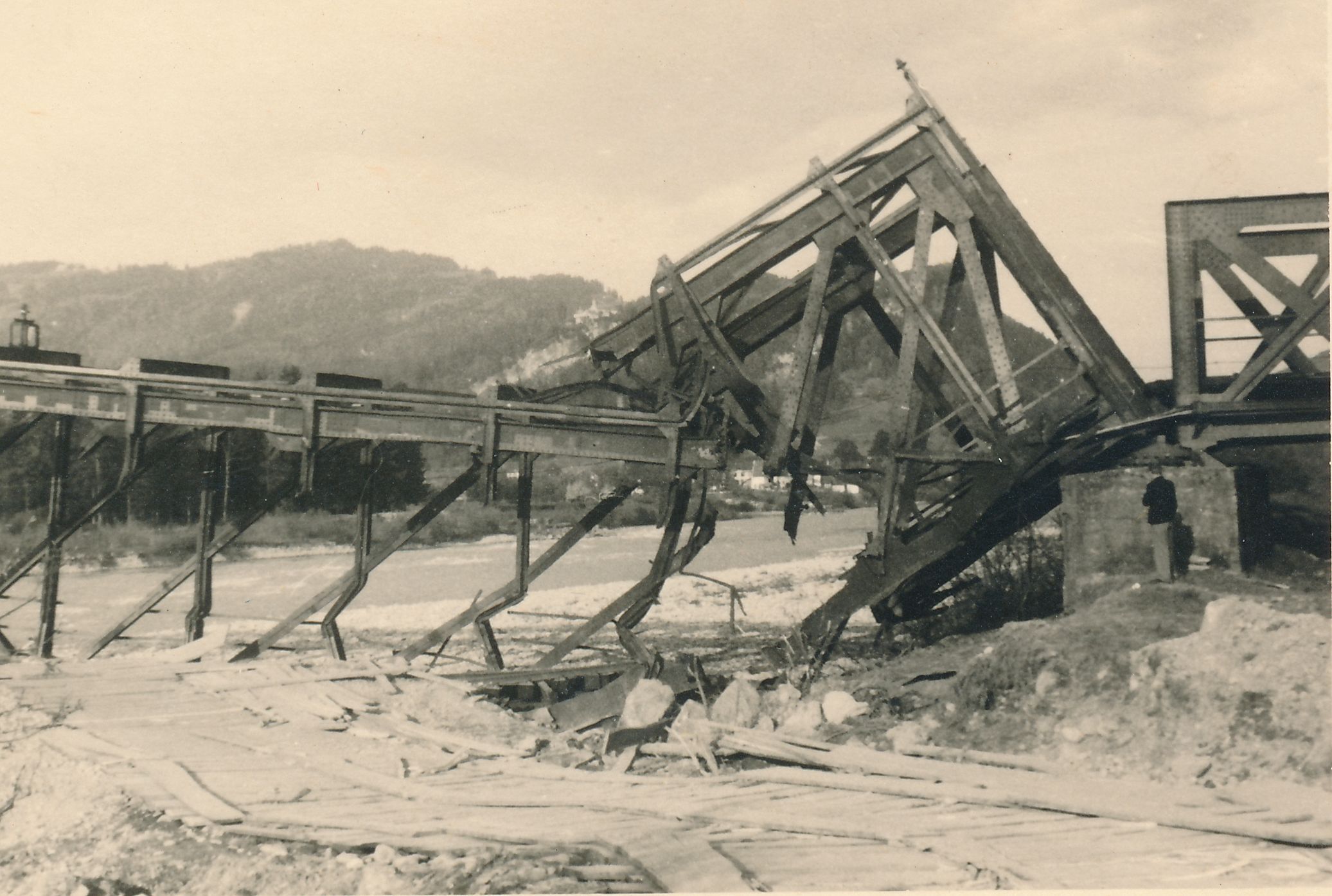 Die gesprengte Brücke zwischen Bregenz und Lauterach - Stadtarchiv Bregenz Die gesprengte Brücke zwischen Bregenz und Lauterach - Stadtarchiv Bregenz