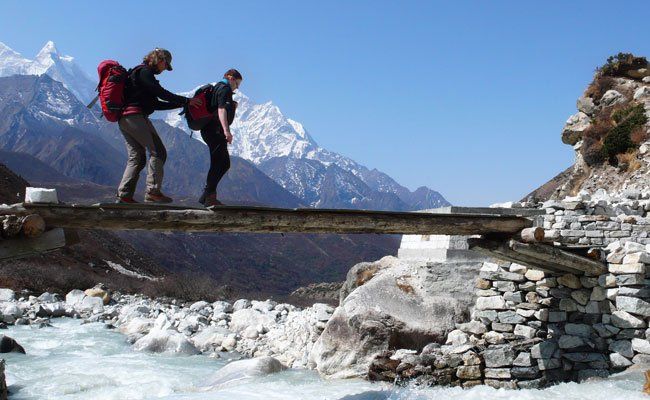 Der blinde Bergsteiger Andy Holzer (l.) unterwegs in Nepal © Der blinde Bergsteiger Andy Holzer (l.) unterwegs in Nepal ABD0055-20100916