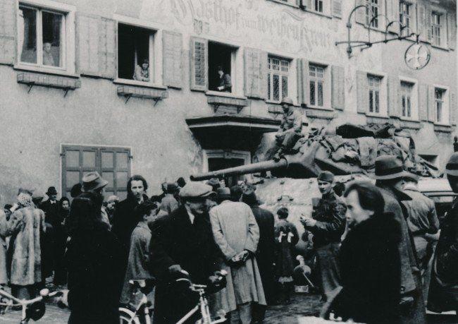 Panzer beim Weißen Kreuz in Dornbirn, dem späteren Sitz der französischen Kommandur - Stadtarchiv Bregenz 