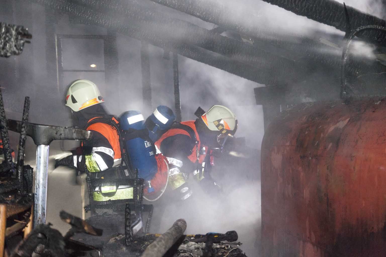 Koblach 2015 Br. Brand FW Feuerwehr Stadel Dachstuhl, Atemschutzeinsatz, EL Einsatzleiter Kdt. Juergen Amann