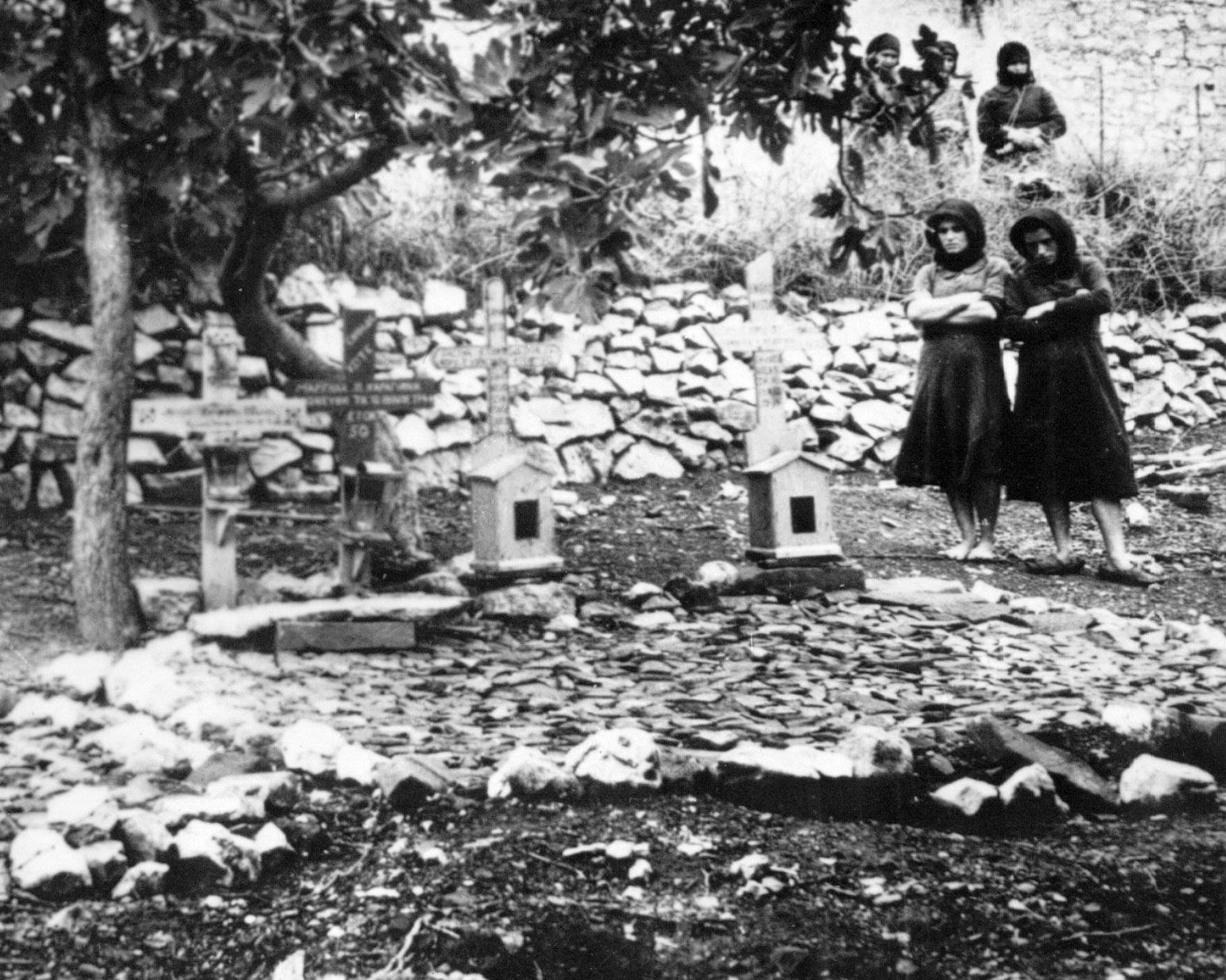 Ein Archivbild zeigt Frauen auf jenem Friedhof, auf dem die Opfer des Massakers von 1944 in Distomo beerdigt wurden. (AP/ File) 