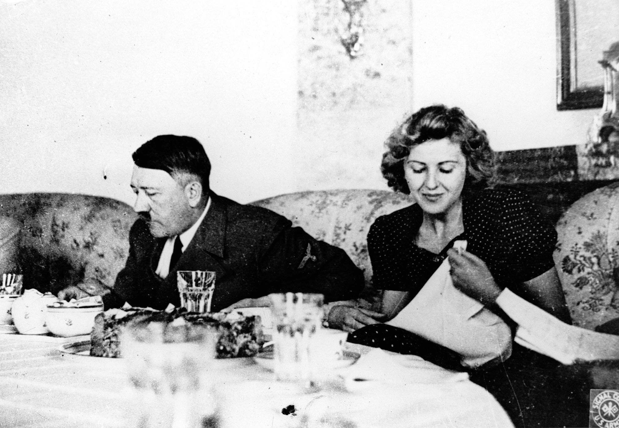 Adolf Hitler mit Eva Braun, die er kurz vor ihrer beider Selbstmord heiratete. Foto: AP Photo/US Army Signal Corps from Eva Braun's album, File