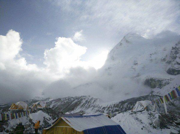 Die Nachbeben am Sonntag lösten auch am Everest neue Lawinen aus. (AP)