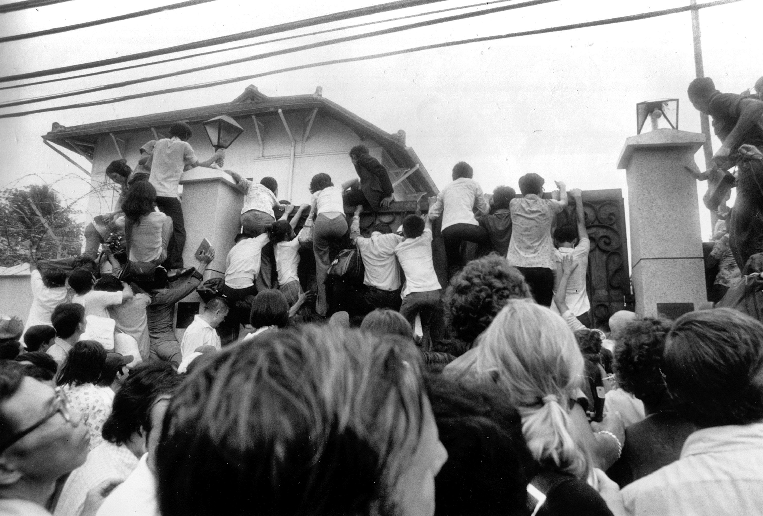 Südvietnamesische Zivilisten versuchen die Botschaft von Saigon zu stürmen. Archiv/ AP (1975) Südvietnamesische Zivilisten versuchen die Botschaft von Saigon zu stürmen. Archiv/ AP (1975)
