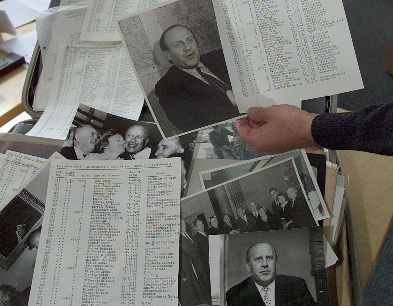 Der umfangreiche schriftliche Nachlass mit Dokumenten und Fotos des Fabrikanten Oskar Schindler. Foto: dpa/ Archiv