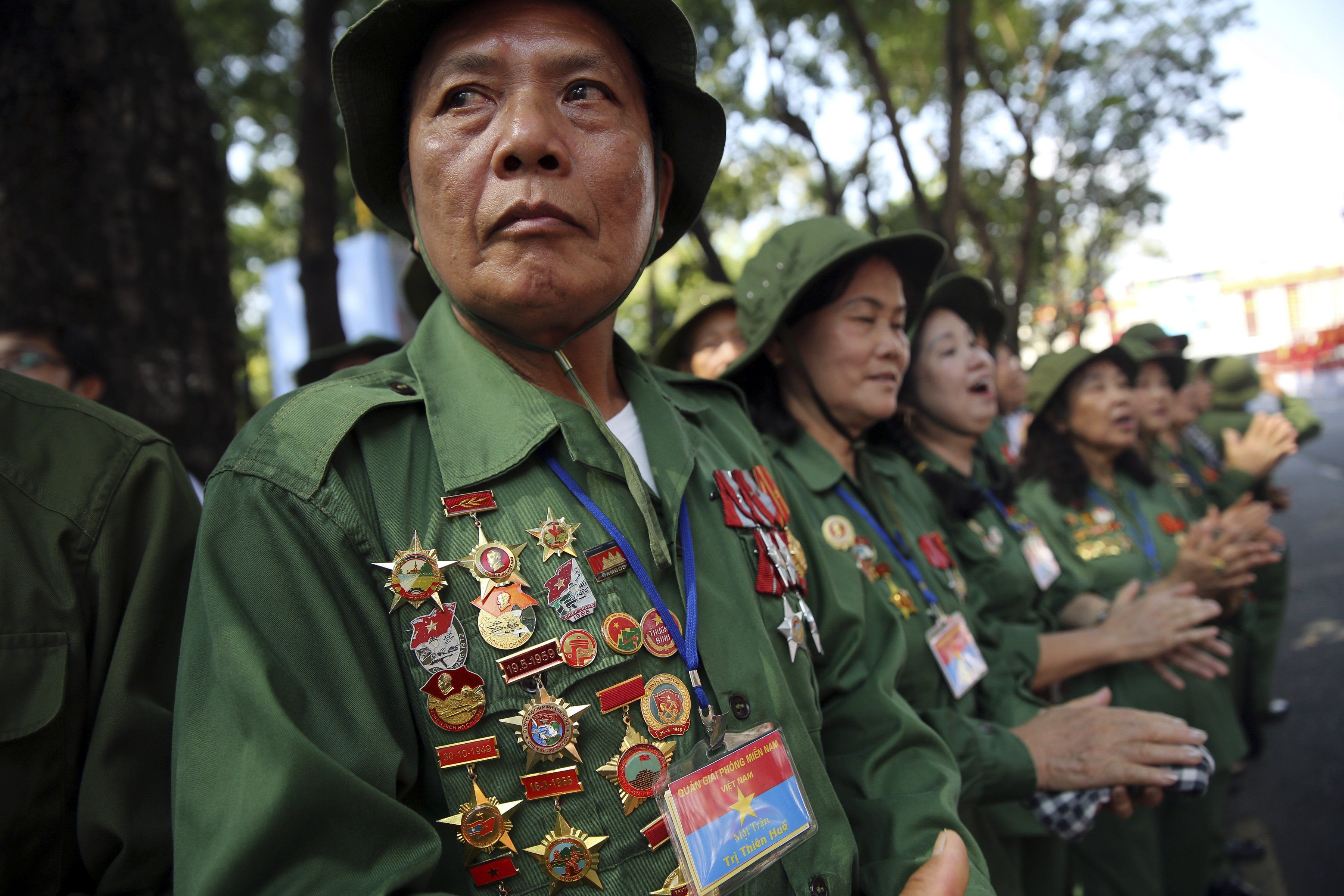 Vietnamesen feiern am Donnerstag Ende des Vietnamkrieges. AP Vietnamesen feiern am Donnerstag Ende des Vietnamkrieges. AP