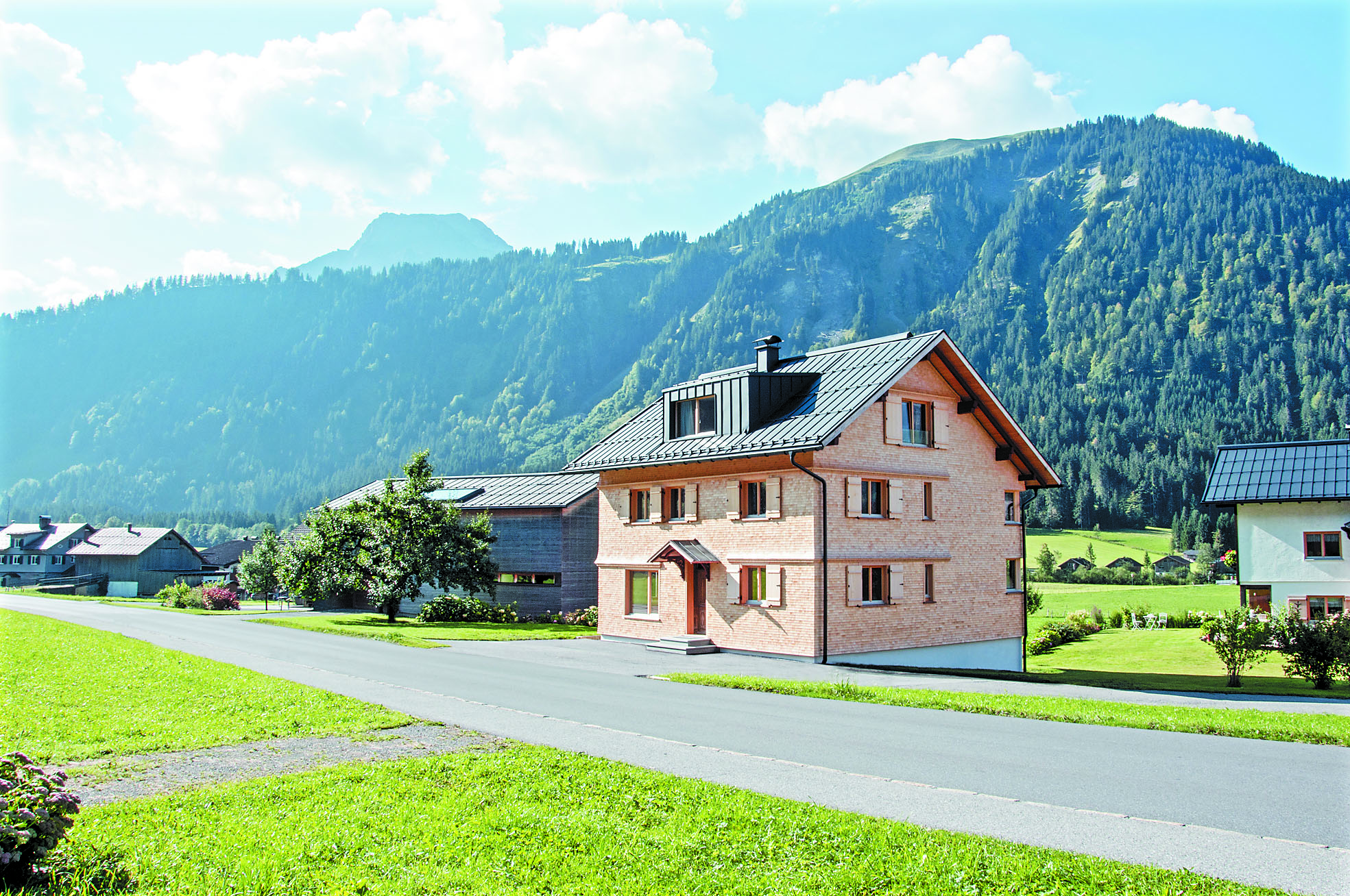 Die Schneiderei ist ein Bregenzerwälderhaus und doch keines. Seine Fenster sind zwar teilweise zusammengebunden, deren leicht ausschwingenden Dächer sind aber ganz und gar nicht wälderisch. Foto: Darko Todorovic Die Schneiderei ist ein Bregenzerwälderhaus und doch keines. Seine Fenster sind zwar teilweise zusammengebunden, deren leicht ausschwingenden Dächer sind aber ganz und gar nicht wälderisch. Foto: Darko Todorovic