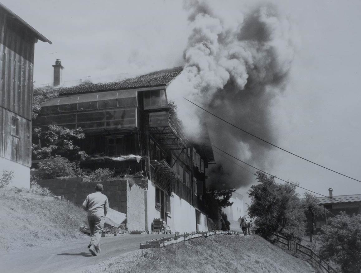 Der Brandschaden beim Heimatmuseum Großes Walsertal in Sonntag im Juni 1986. 