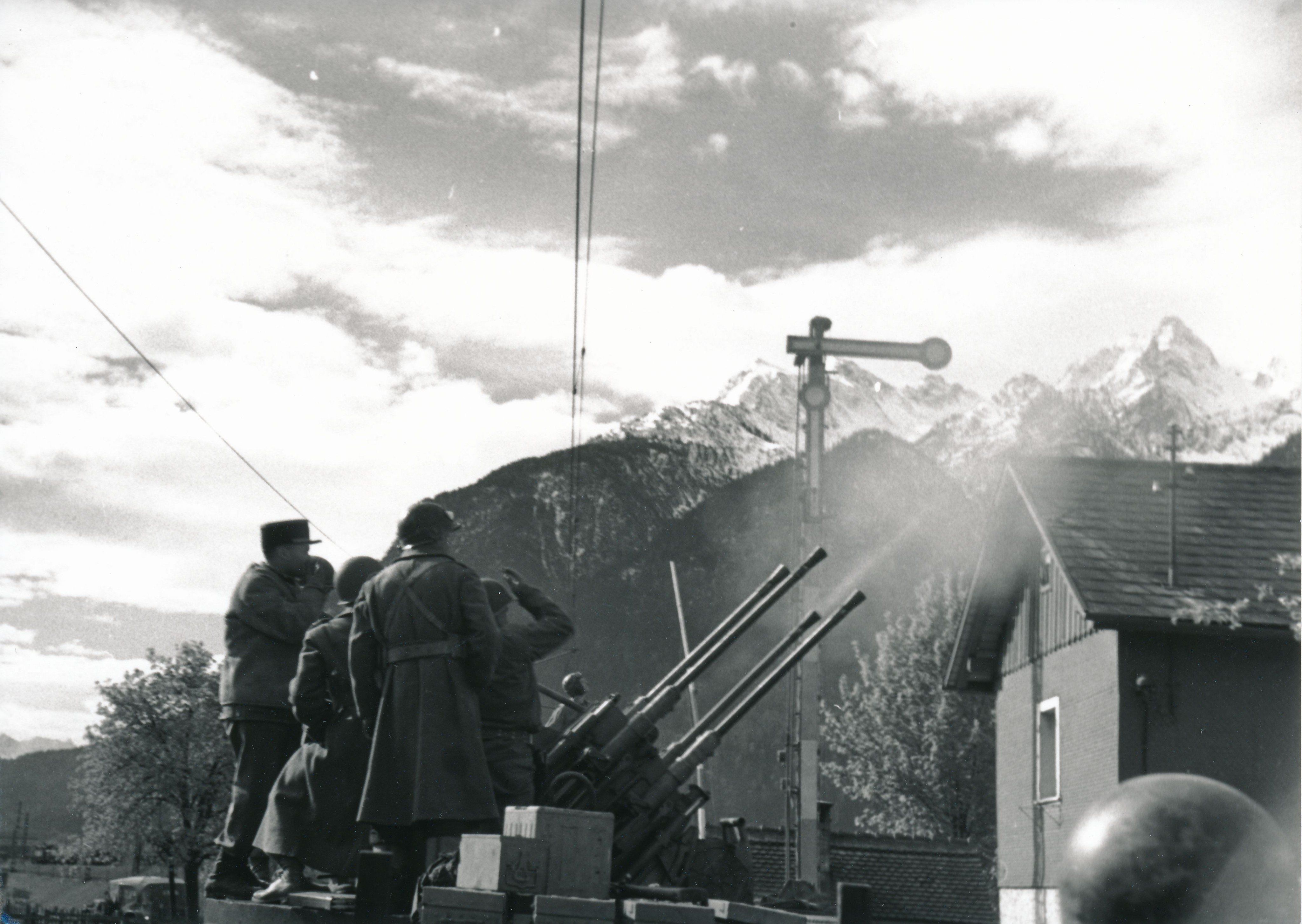 Franzosen beschießen die Berghänge mit einer Flak - Stadtarchiv Bregenz