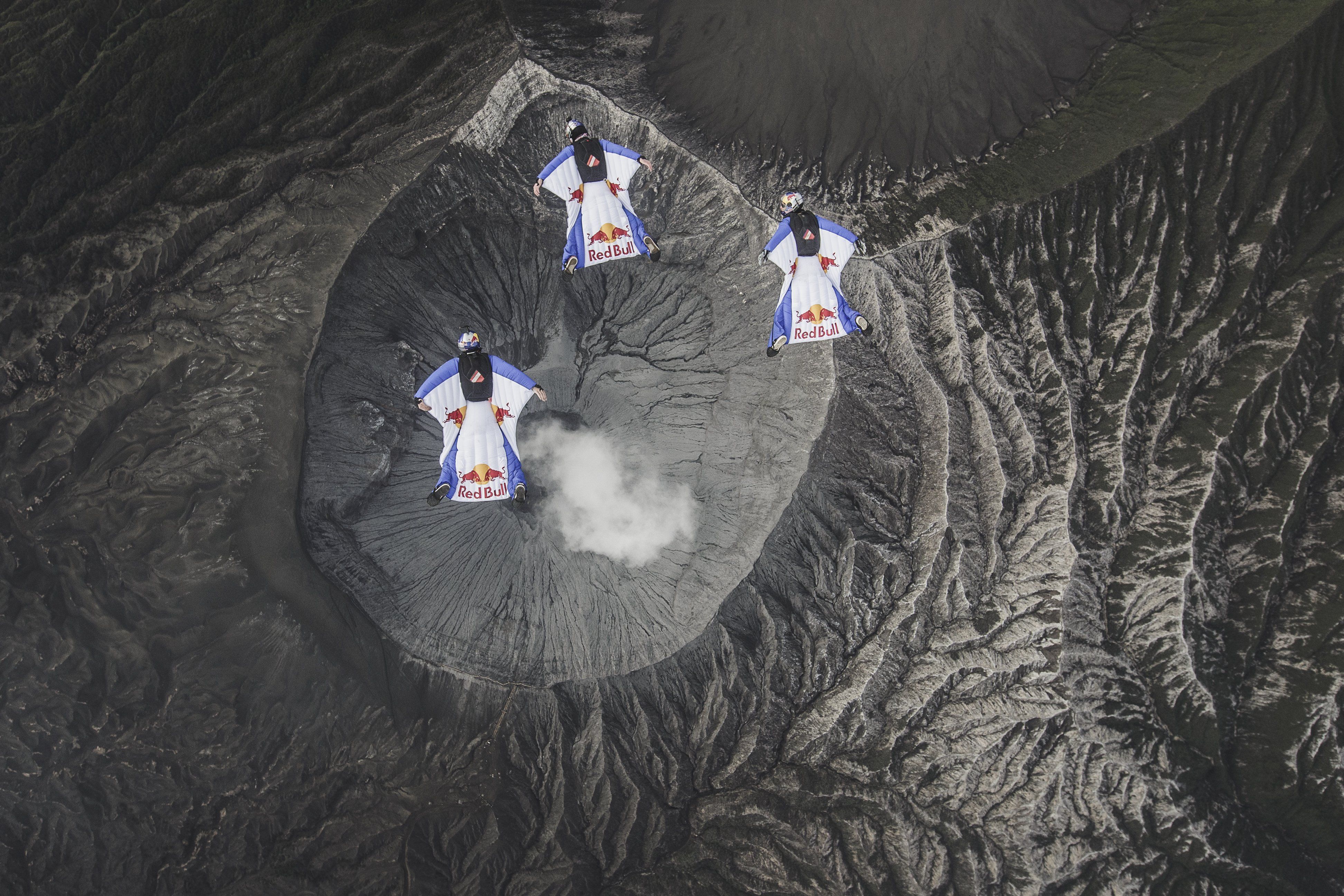 Die Österreicher sprangen mit dem Wingsuit in den Vulkan. Die Österreicher sprangen mit dem Wingsuit in den Vulkan.