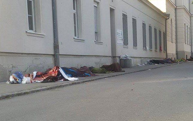 FLCHTLINGE IN DER ERSTAUFNAHMESTELLE IN TRAISKIRCHEN FLCHTLINGE IN DER ERSTAUFNAHMESTELLE IN TRAISKIRCHEN