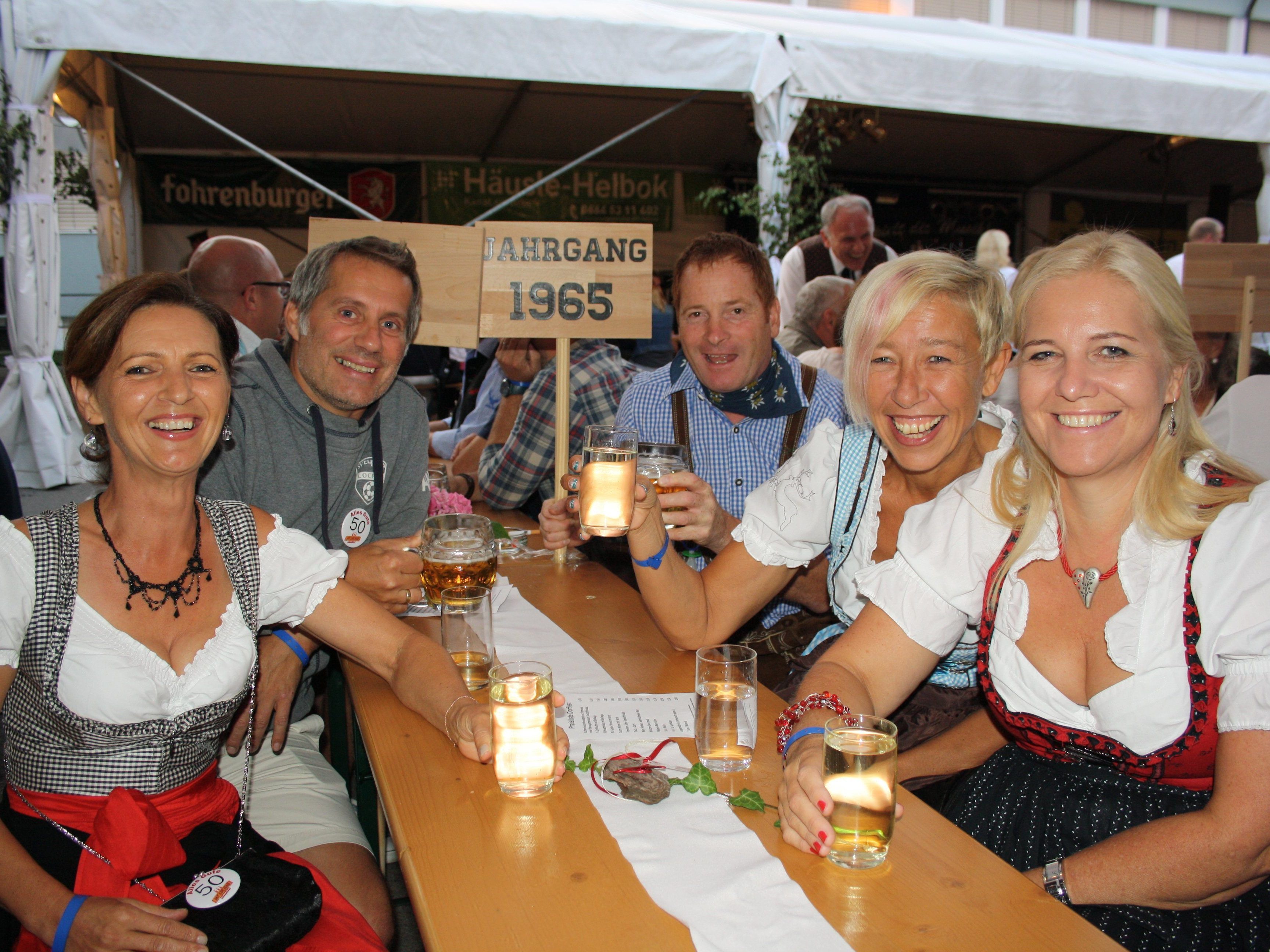 Beste Stimmung beim Leiblachtaler Jubiläums-Jahrgänger-Treffen auf dem Lochauer Dorffest.