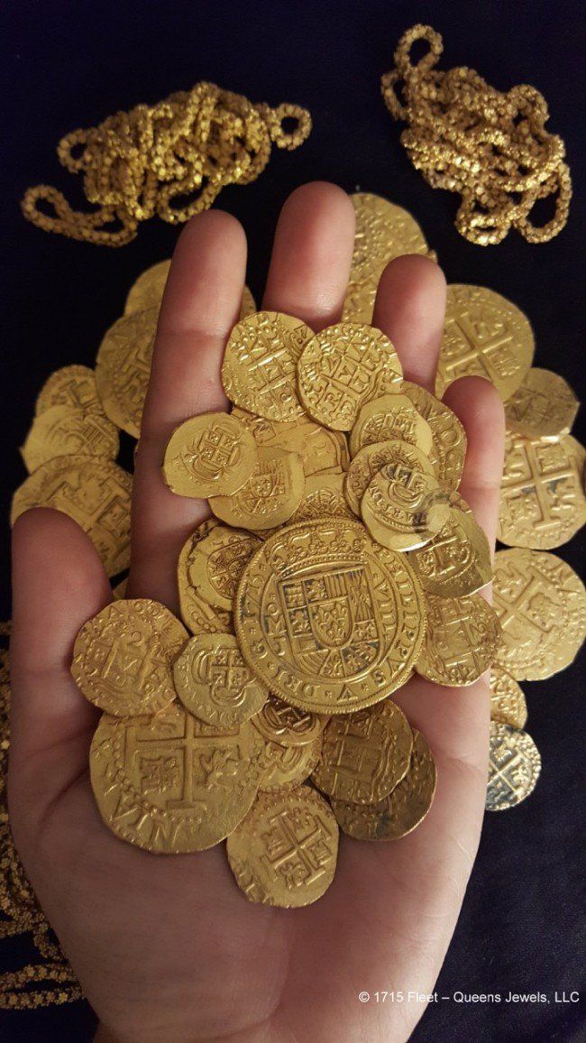 Gold coin and chain Gold coin and chain