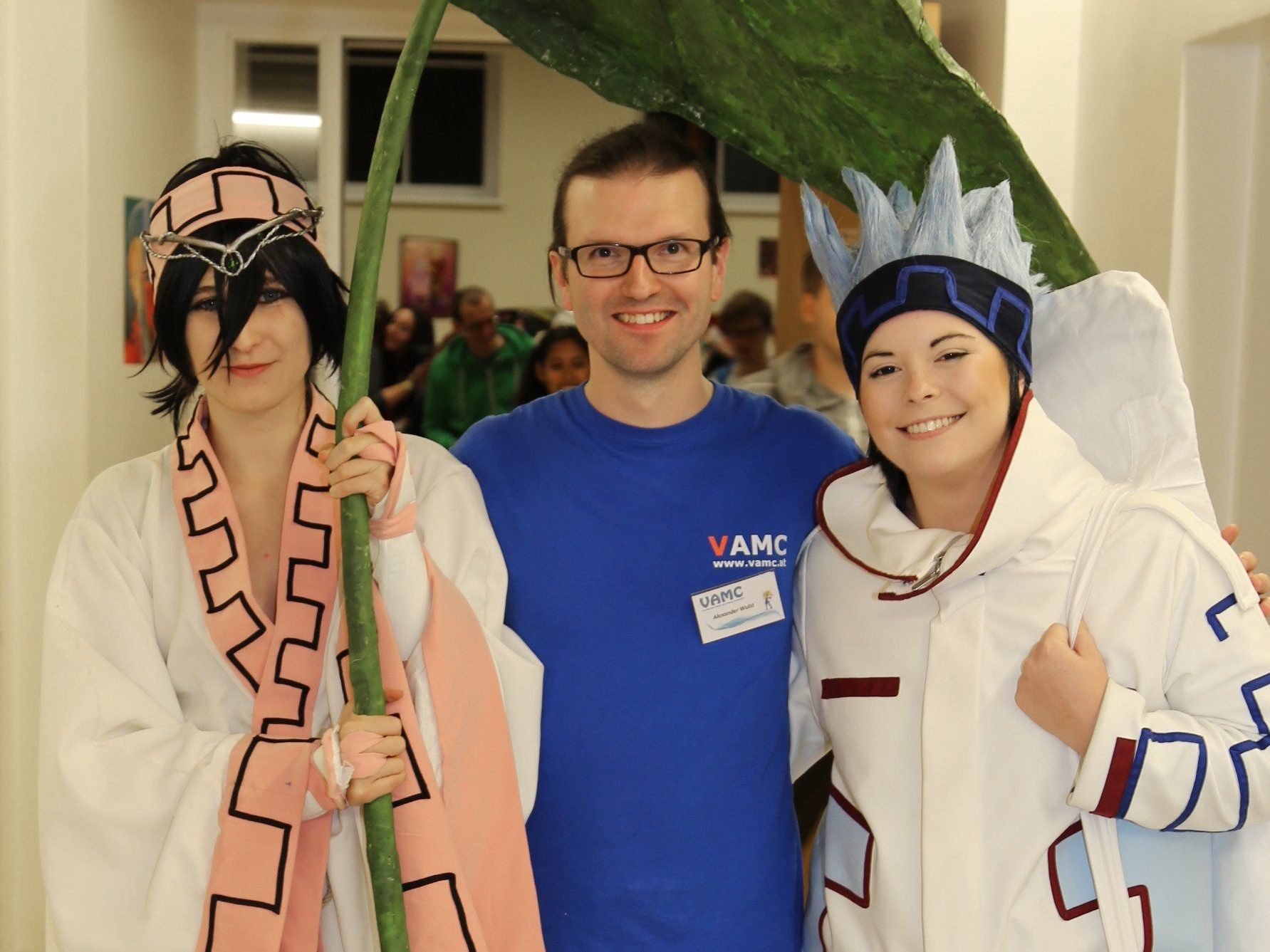 VAMC-Obmann Alexander Wulst mit den Cosplay-Gewinnerinnen Marion List und Daniela Etzinger. VAMC-Obmann Alexander Wulst mit den Cosplay-Gewinnerinnen Marion List und Daniela Etzinger.