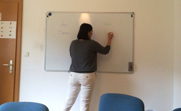 Der, die, das: Im Arabischen existiert nur ein Artikel. Deutschkurse sind auf fünfzehn, Alphabetisierungskurse auf acht Schüler begrenzt. Der, die, das: Im Arabischen existiert nur ein Artikel. Deutschkurse sind auf fünfzehn, Alphabetisierungskurse auf acht Schüler begrenzt.